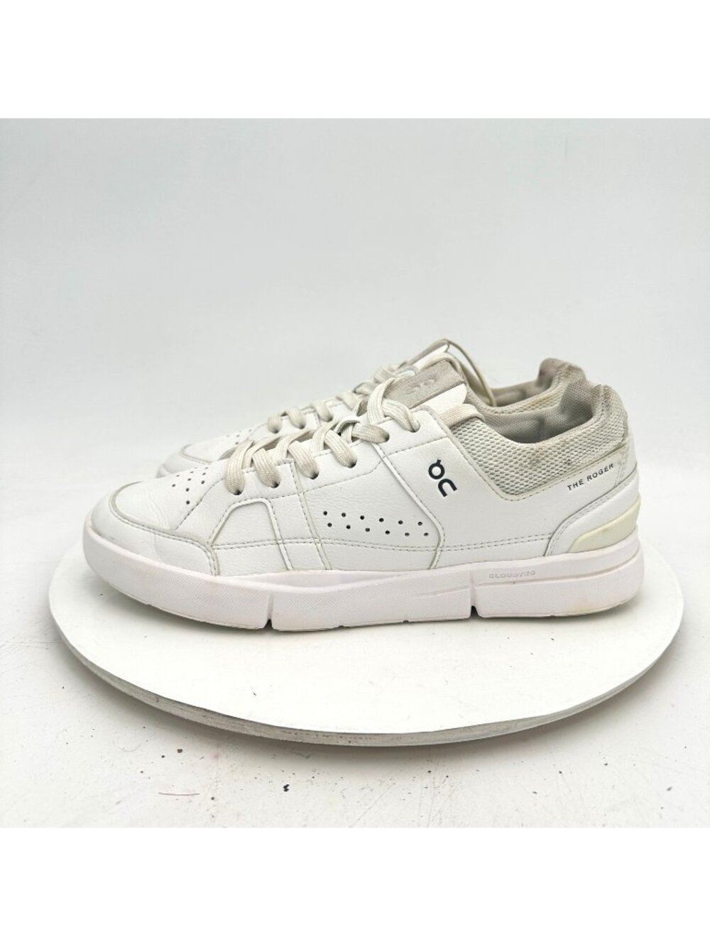 On The Roger Clubhouse Swiss Engineering Women Size 8 48.99429 All White Shoes